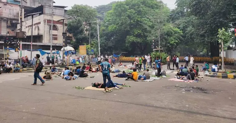 সকাল থেকেই শিক্ষার্থীরা দাবি আদায়ে বিভিন্ন স্লোগান দিতে থাকেন